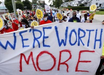 خبرنگاران هزاران کارگر آمریکایی علیه نابرابری نژادی تظاهرات کردند
