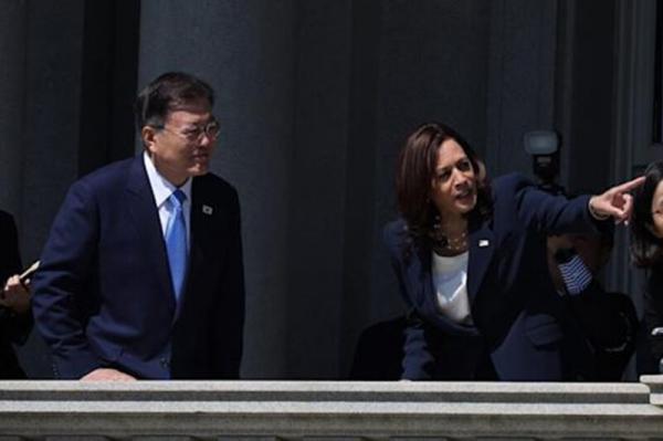 واکنش ها به حرکت بی ادبانه کاملا هریس در ملاقات با رئیس جمهور کره جنوبی