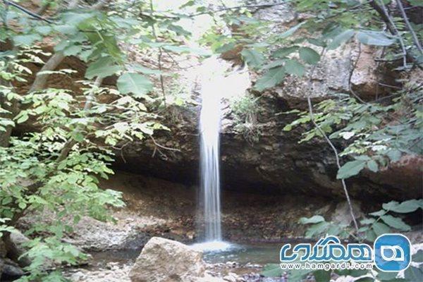 آبشار مورزیان یکی از جاذبه های طبیعی استان فارس است