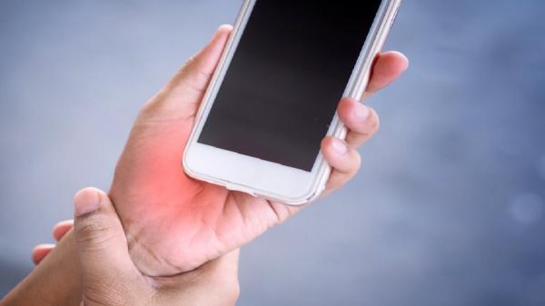چگونه جلوی درد دست ناشی از استفاده طولانی از گوشی را بگیریم؟